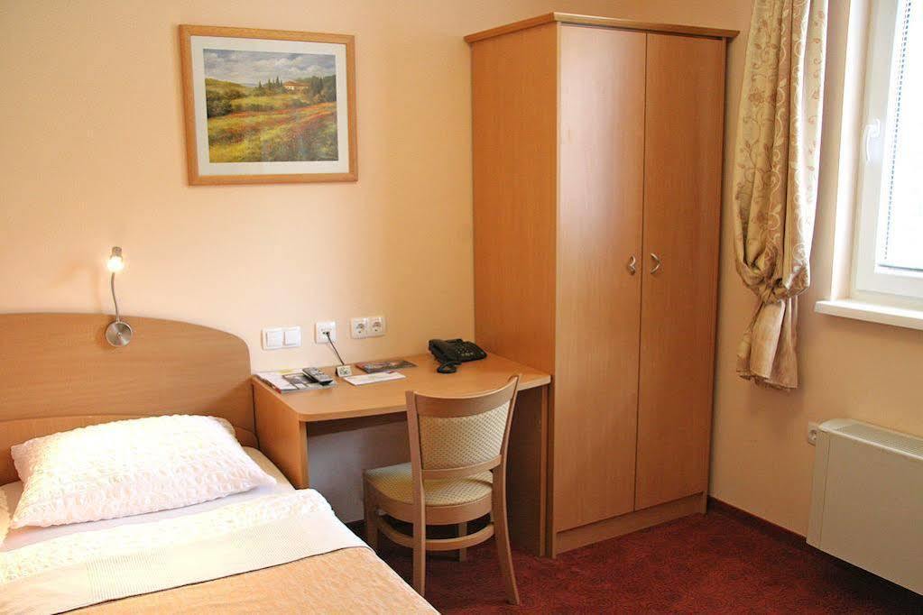 Guest House Pri Gondoli Marburgo Esterno foto